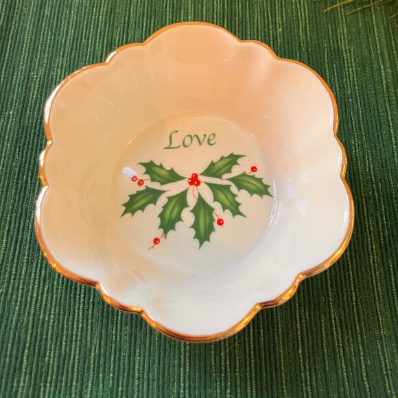Lenox Holiday Bowl 'Love' Berries and Holly - Retired Pattern 1992 - Picture 3 of 7